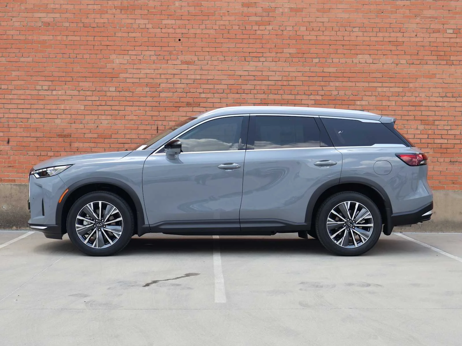 New 2027 HARBOR GRAY INFINITI Luxe FWD image 4