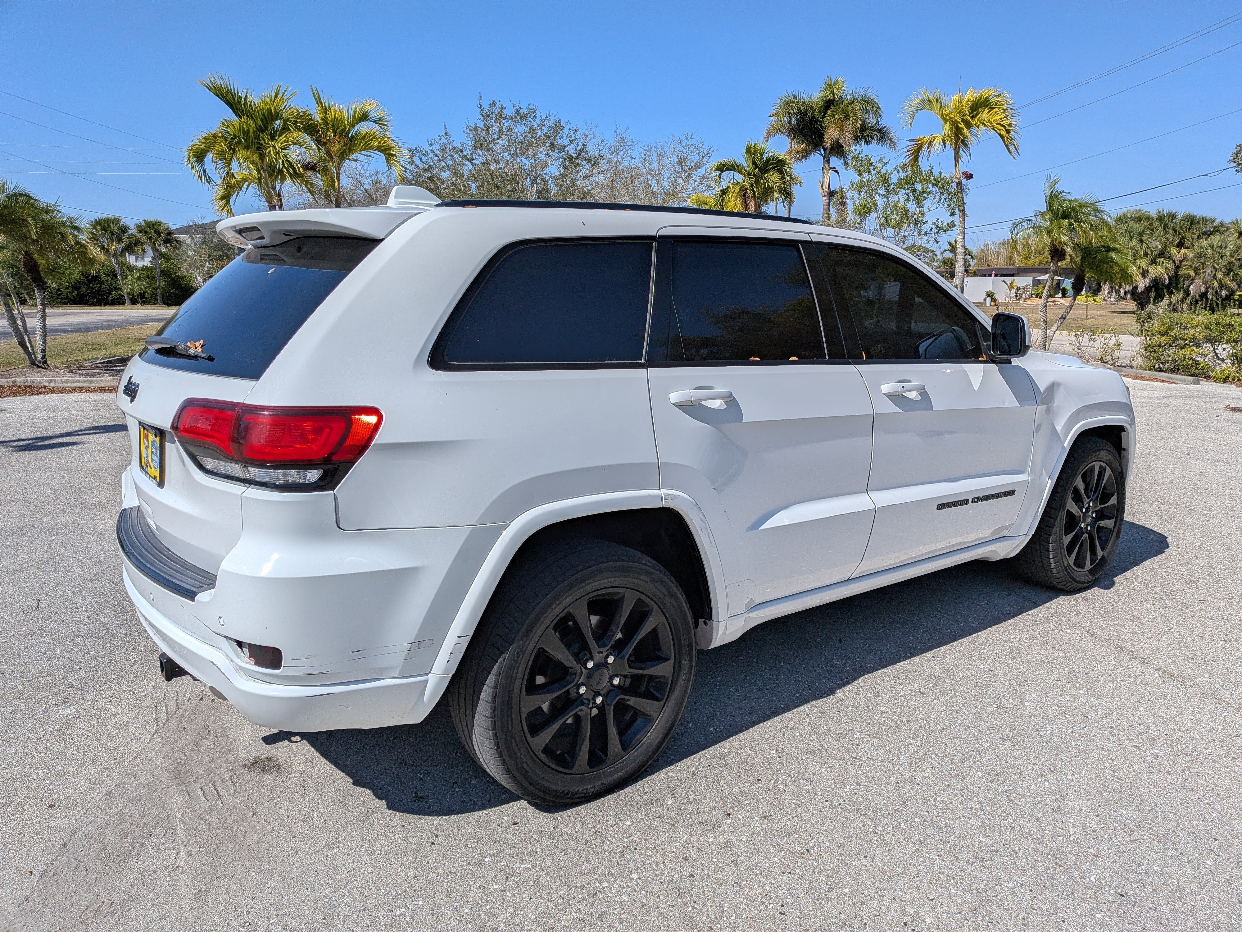 Used 2018 Bright White Clearcoat Jeep Altitude image 4