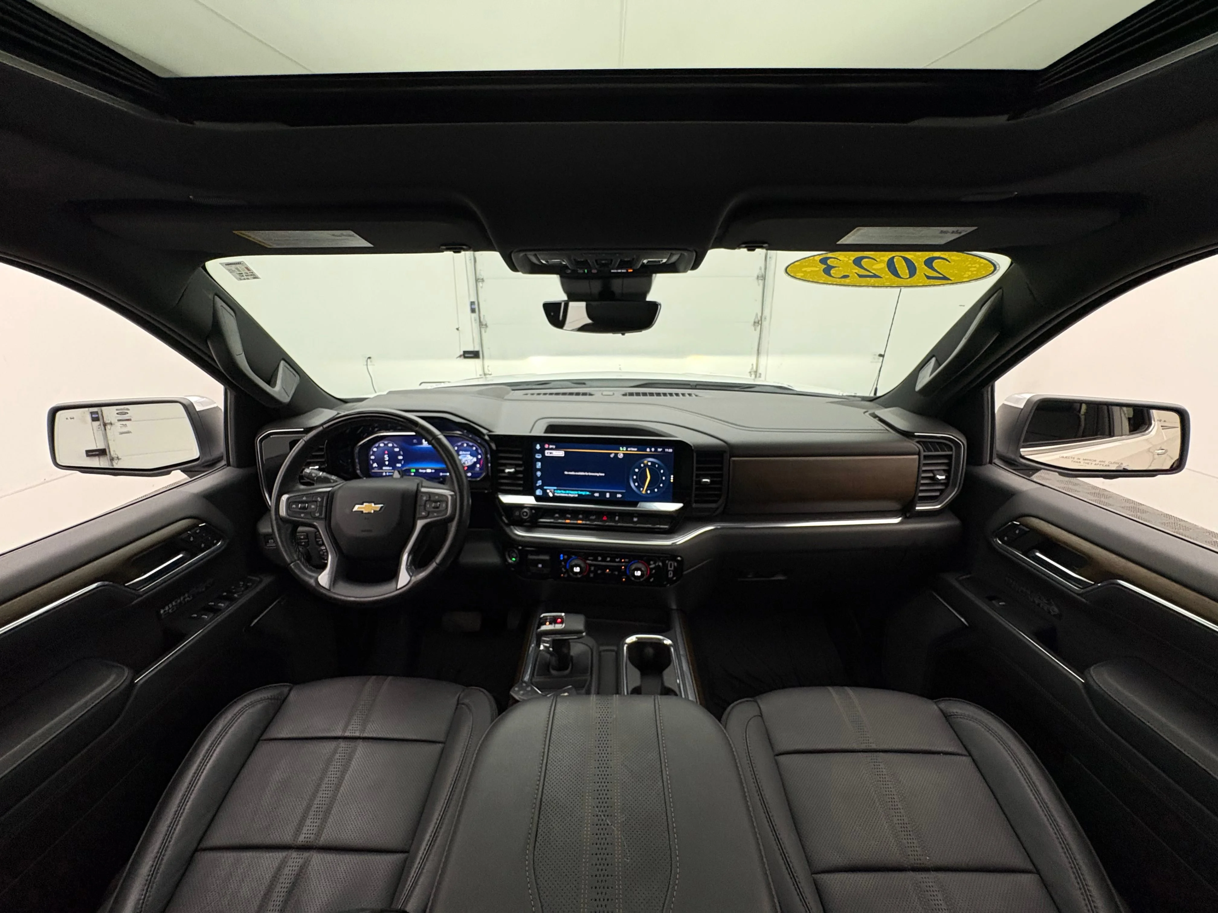 Used 2023 IRIDESCENT PEARL TRICOAT Chevrolet High Country image 3