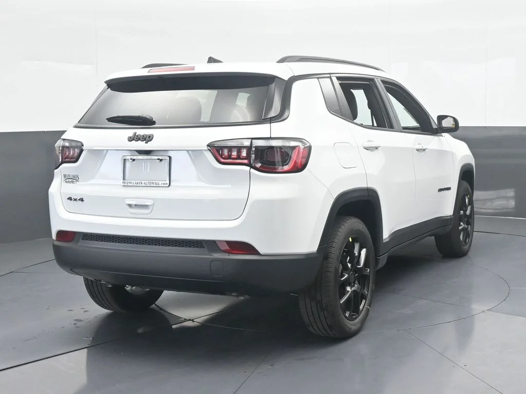 New 2026 Bright White Clear-Coat Exterior Paint Jeep Latitude image 5