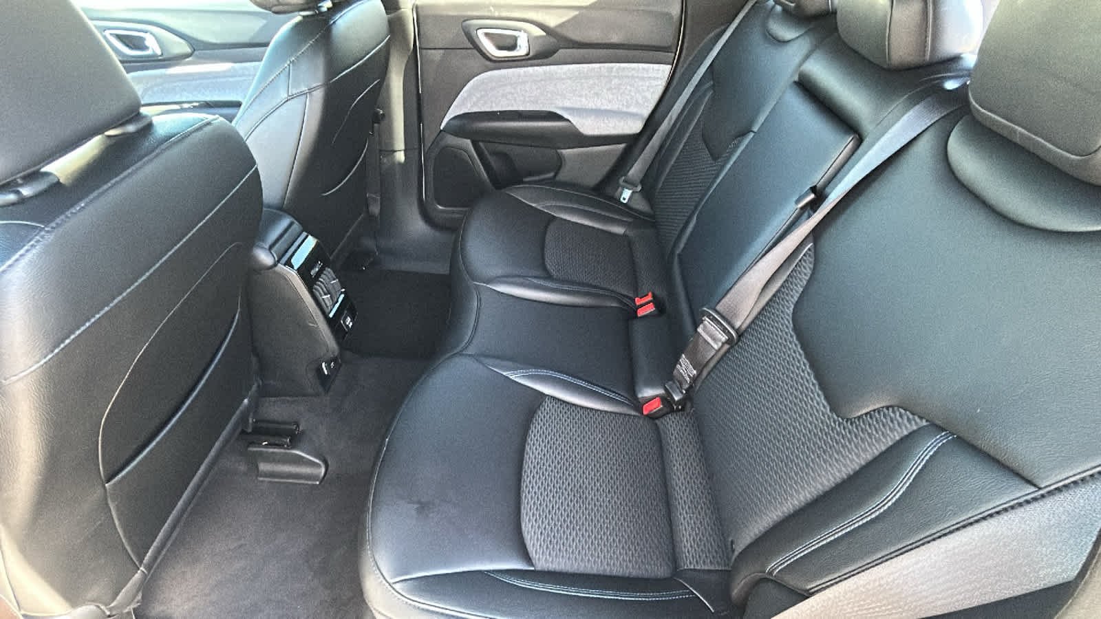 Used 2024 Silver Zynith Metallic Clearcoat Jeep Latitude image 24