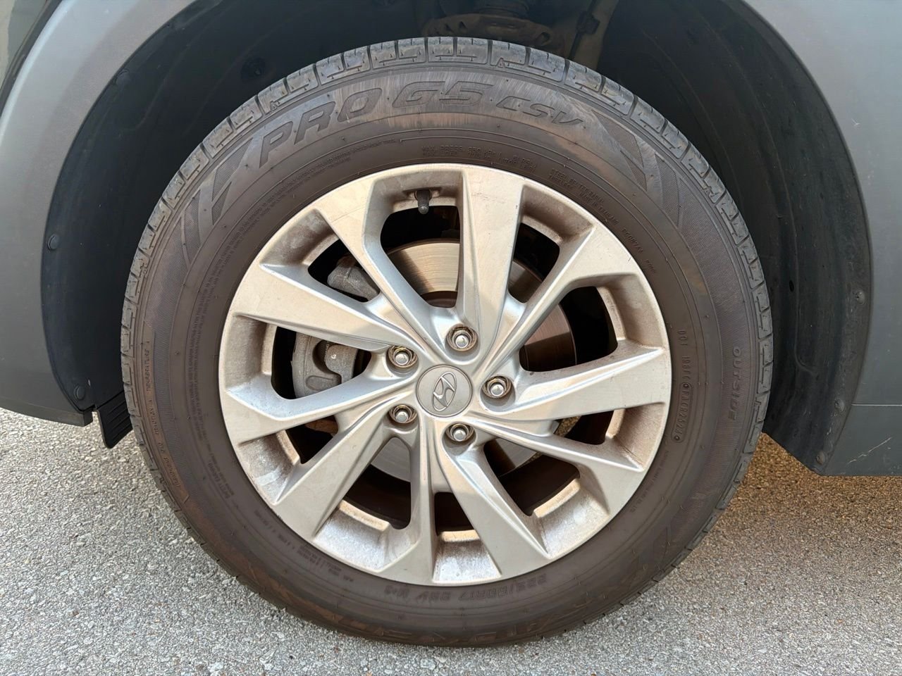 Used 2019 Black Hyundai SE image 9