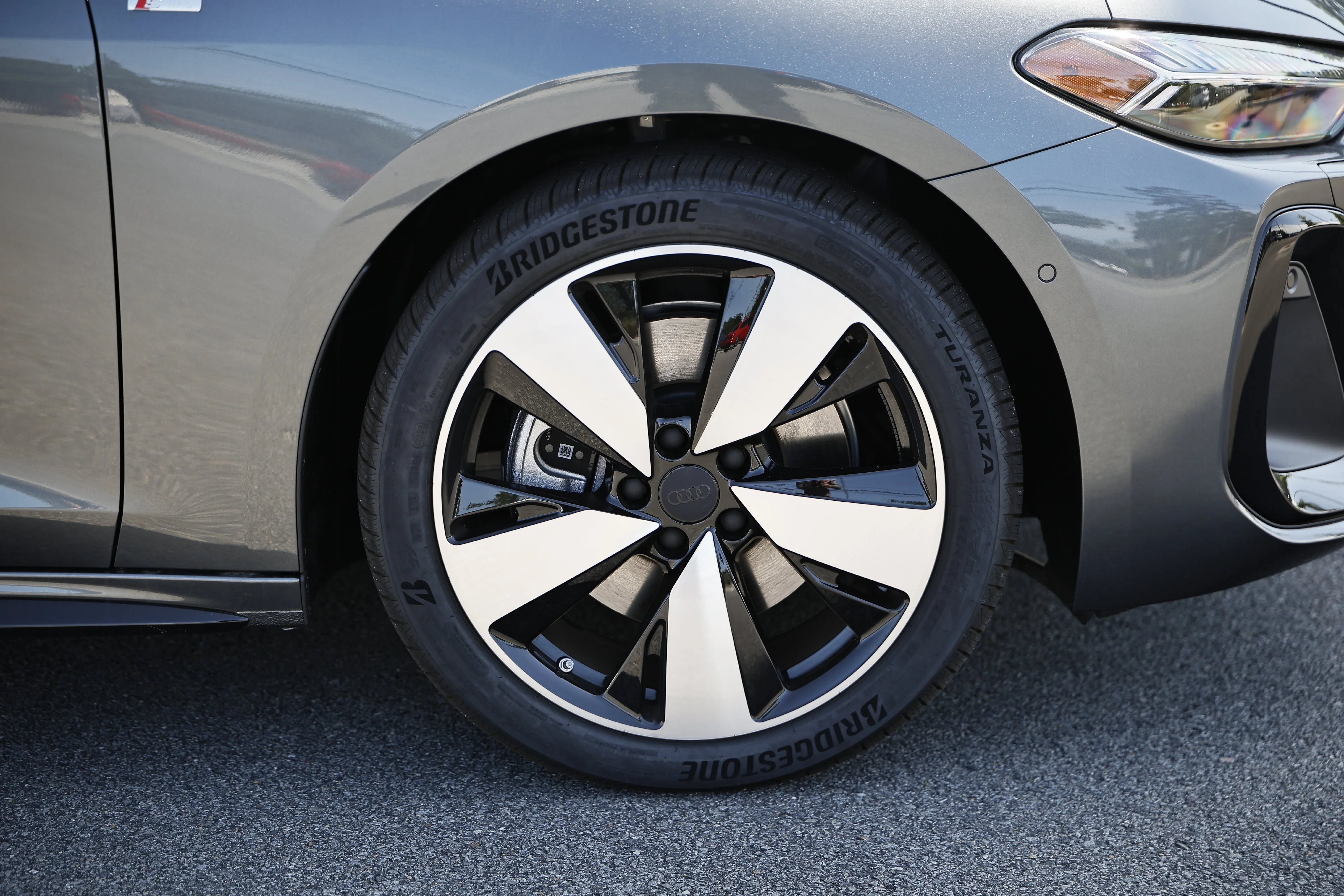 New 2026 Daytona Gray Pearl Effect Audi  image 5