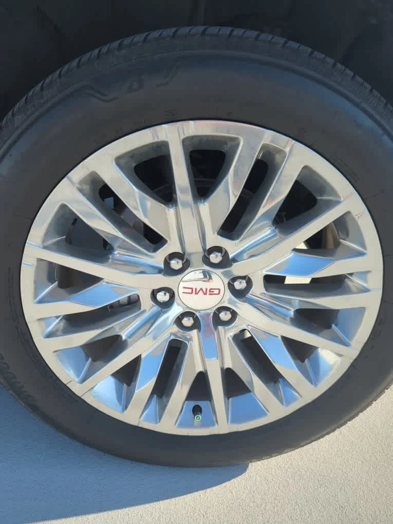 Used 2025 White Frost Tricoat GMC Denali image 12