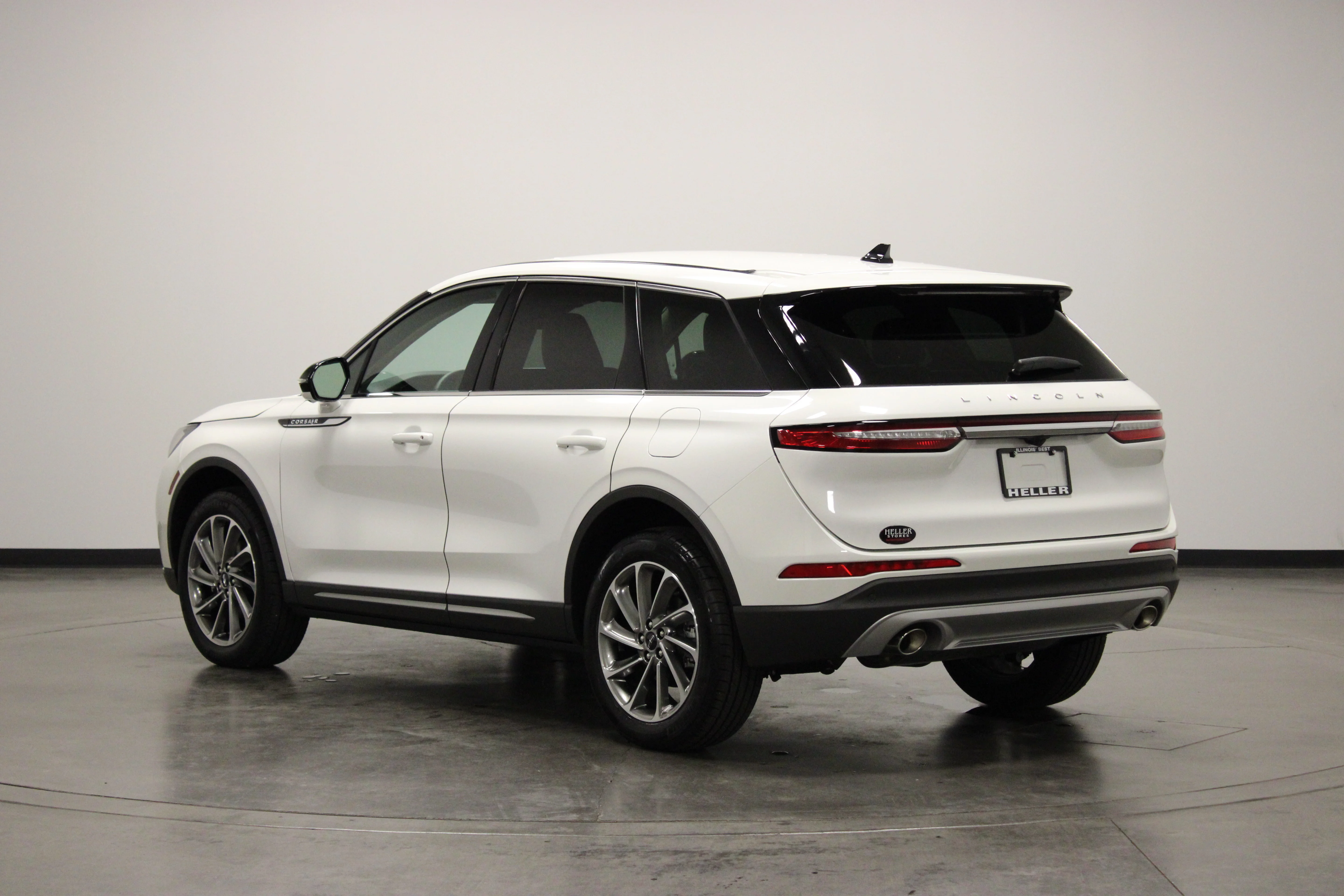 Used 2025 White Metallic Lincoln Premiere image 6