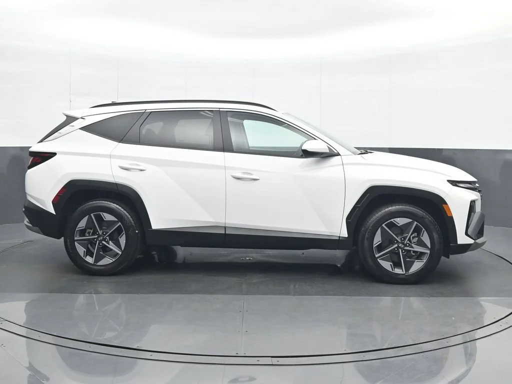 Used 2025 White Hyundai SEL image 7