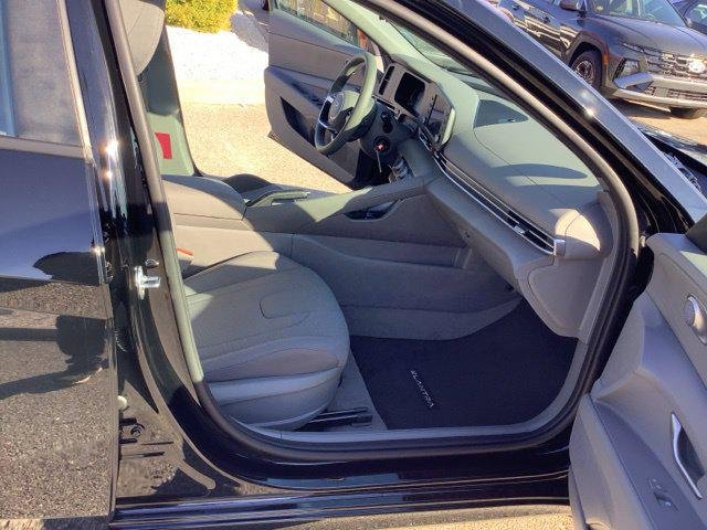 New 2026 Abyss Black Hyundai SE image 16