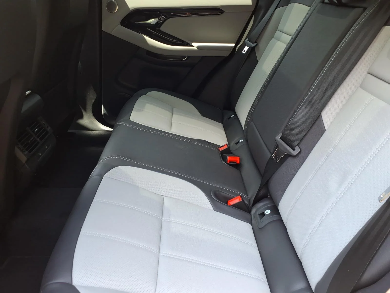 New 2026 Fuji White Land Rover P250 Hoxton Edition image 5