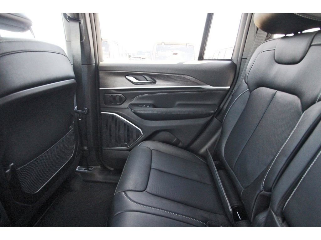 New 2026 Diamond Black Crystal Pearl-Coat Exterior Paint Jeep Limited Reserve image 12