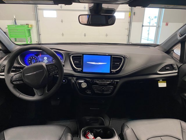 2026 Chrysler Pacifica Select - Photo 15