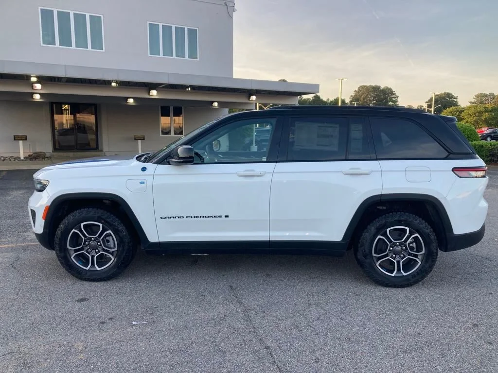 New 2024 Bright White Clear-Coat Exterior Paint Jeep Trailhawk 4xe image 2