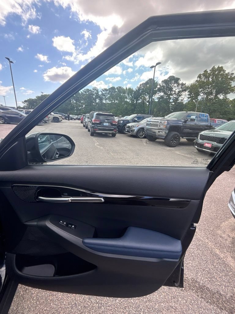 Used 2025 Fusion Black Kia S image 23