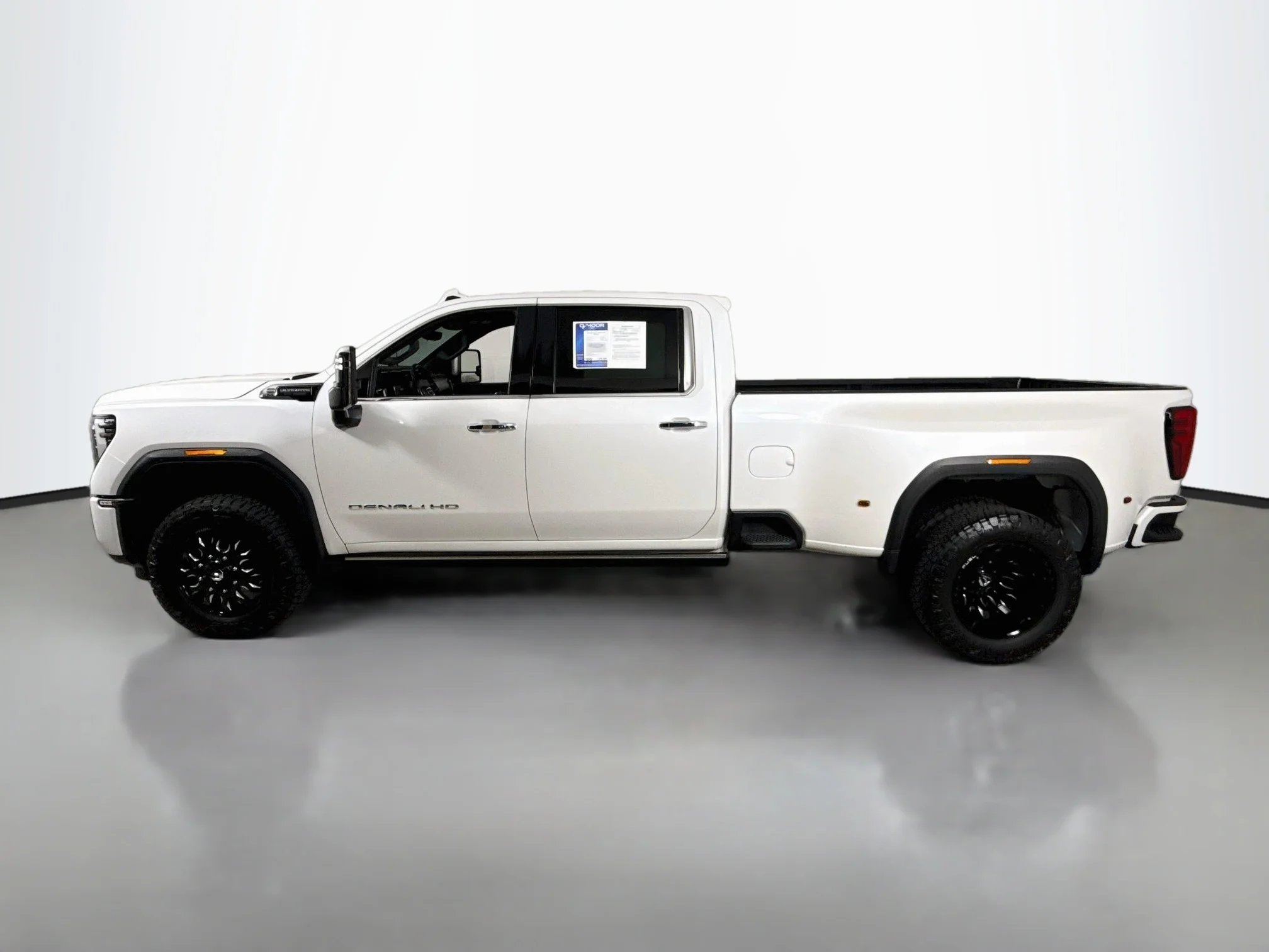 Used 2024 White GMC Denali Ultimate image 10