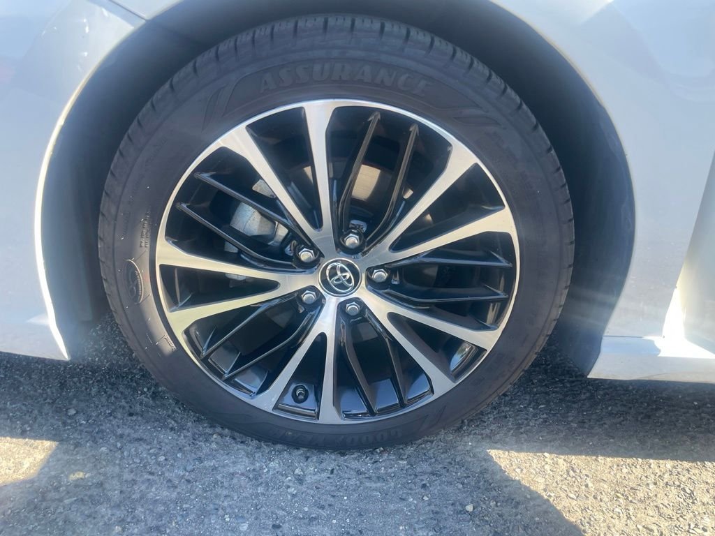 Used 2018 Super White Toyota SE image 19
