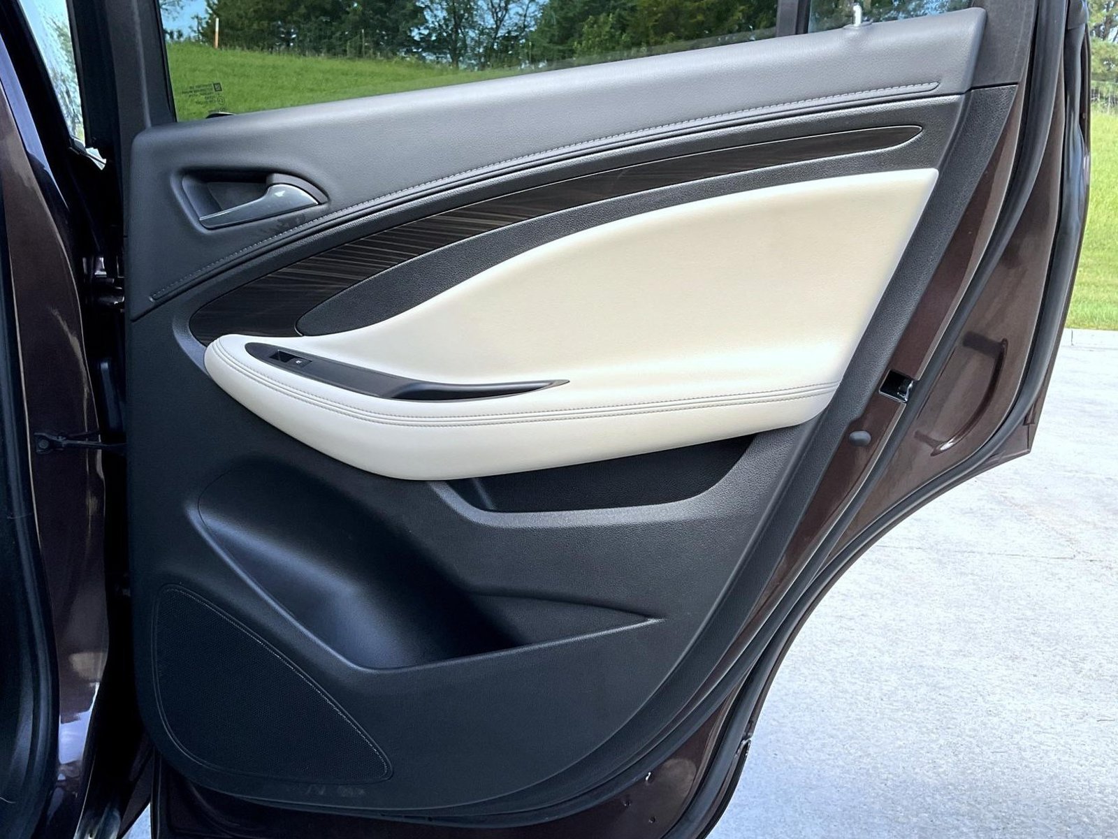 Used 2020 Brown Buick Essence image 18