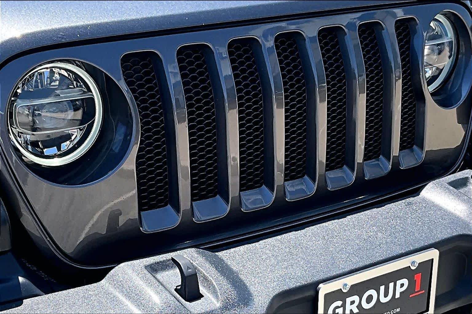 Used 2020 Granite Crystal Metallic Clearcoat Jeep Sport S image 31