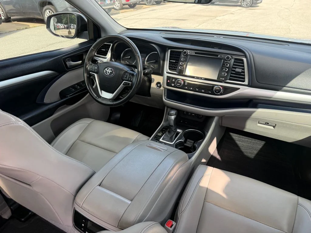 Used 2019 Silver Toyota XLE image 26