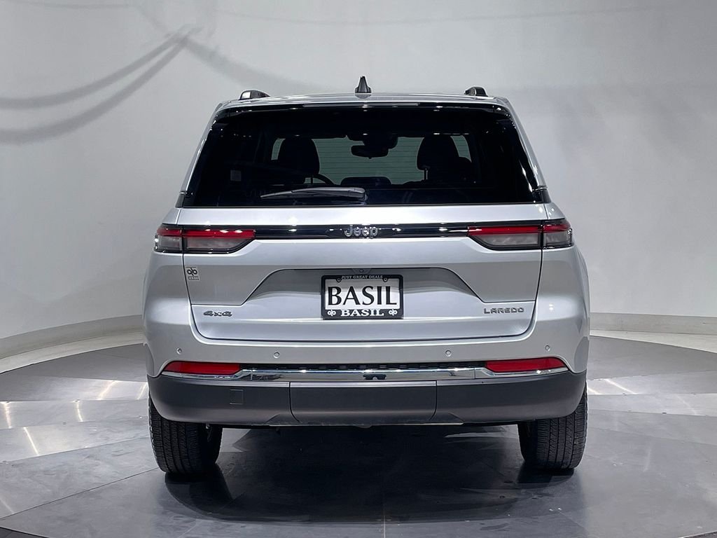 Used 2023 Silver Jeep Laredo image 12
