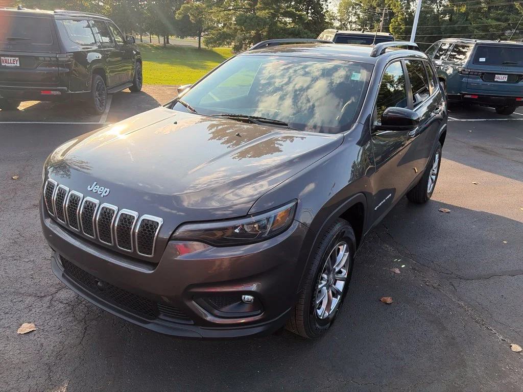 Certified Used 2022 Gray Jeep Latitude Lux image 2