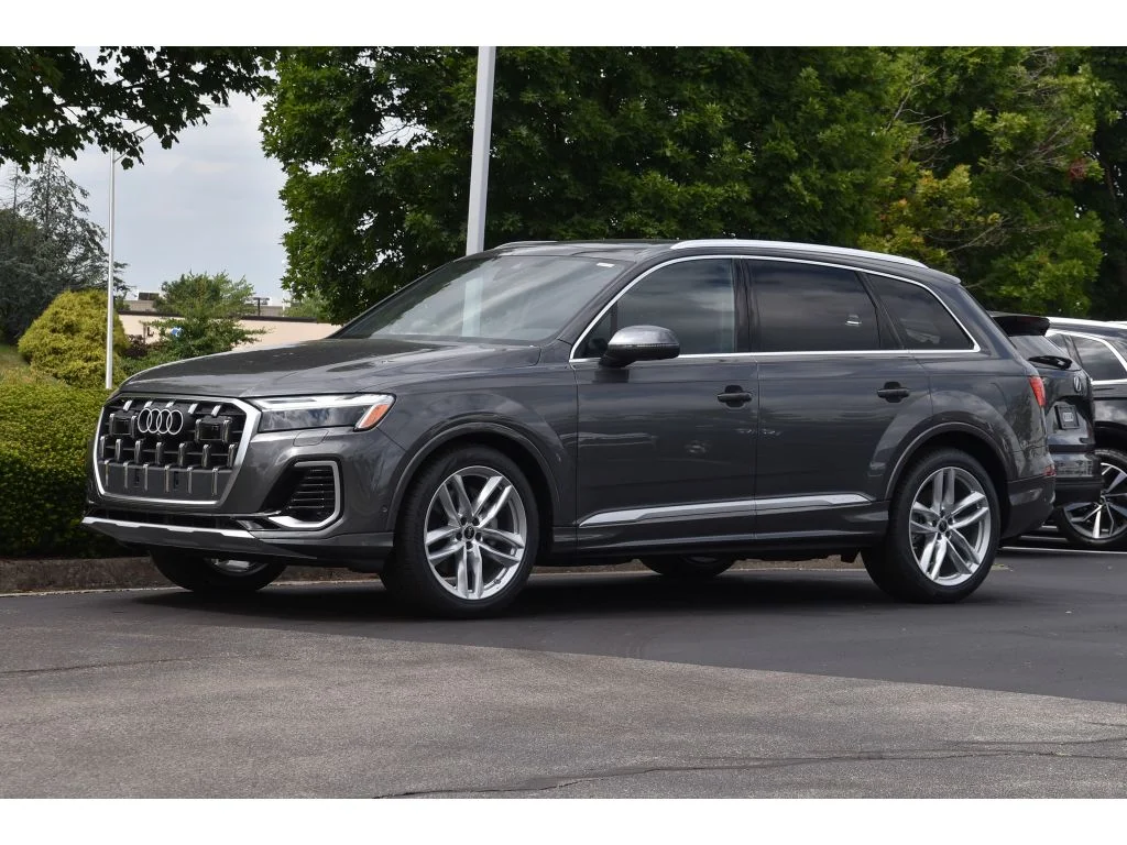 Used 2025 Gry Audi Premium Plus image 8
