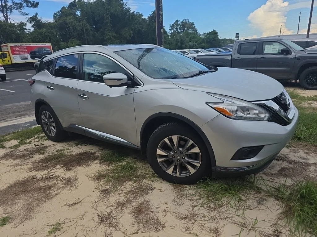 Used 2017 Silver Nissan SL image 1