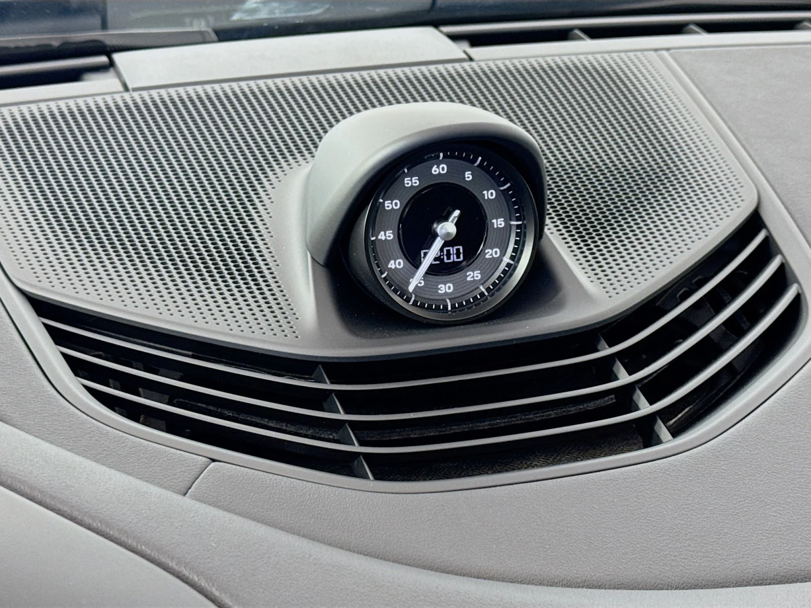 2025 Porsche Taycan Base - Photo 16