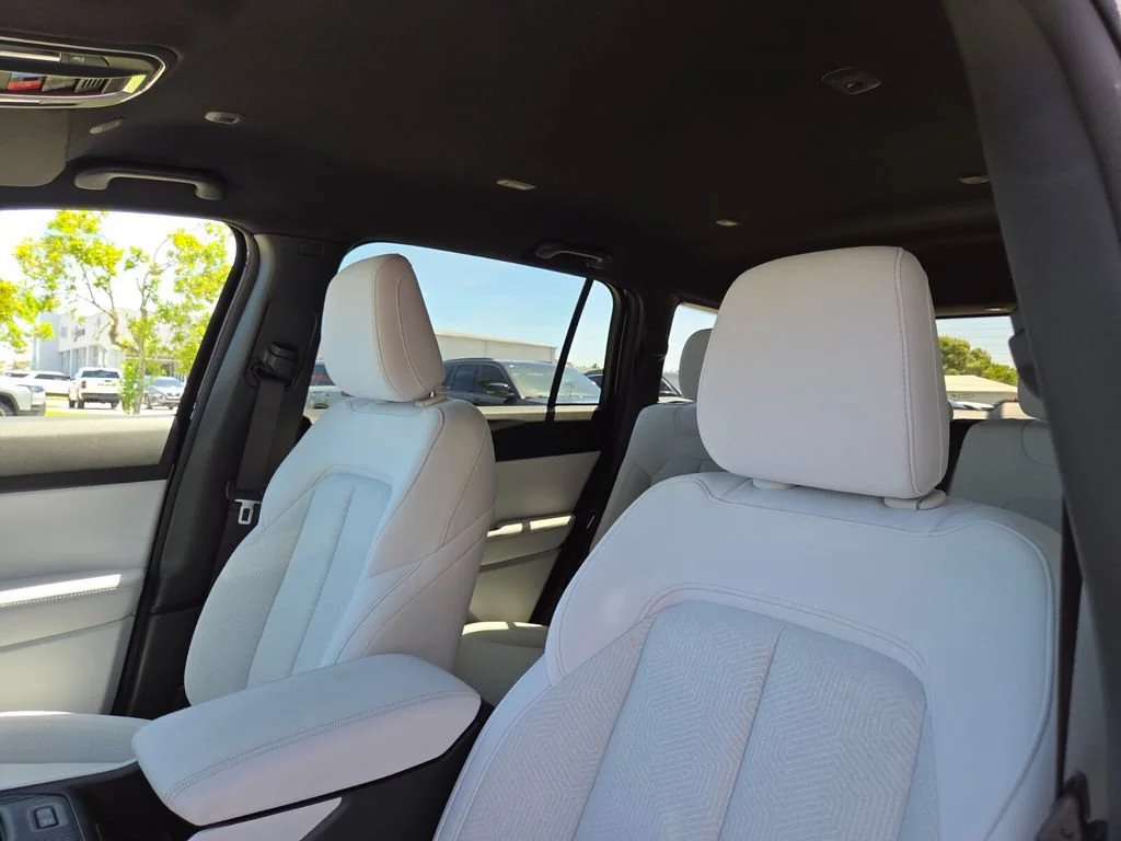 New 2026 Diamond Black Crystal Pearlcoat Jeep Laredo image 26