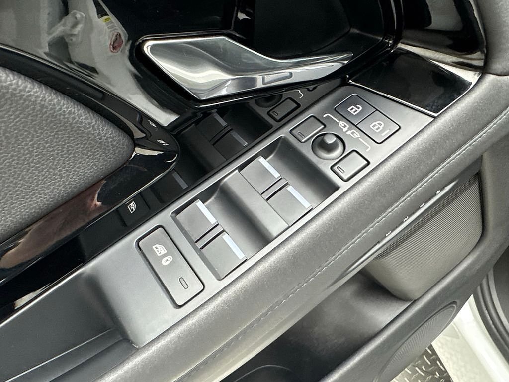 Used 2023 Fuji White Land Rover R-Dynamic SE image 30
