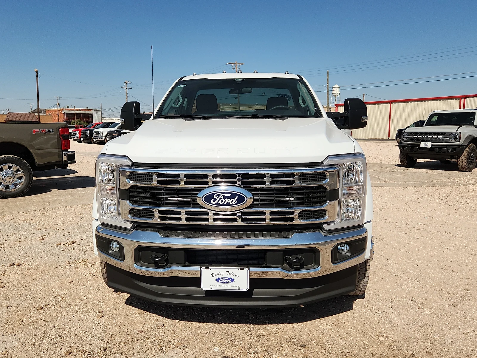 New 2027 Oxford White Ford XLT image 2