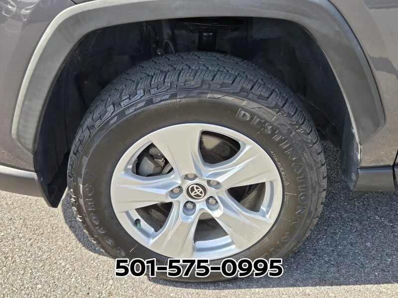 Used 2021 Magnetic Gray Metallic TOYOTA XLE FWD image 18