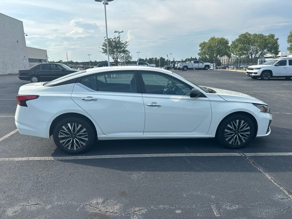 Used 2025 White Nissan 2.5 SV image 7