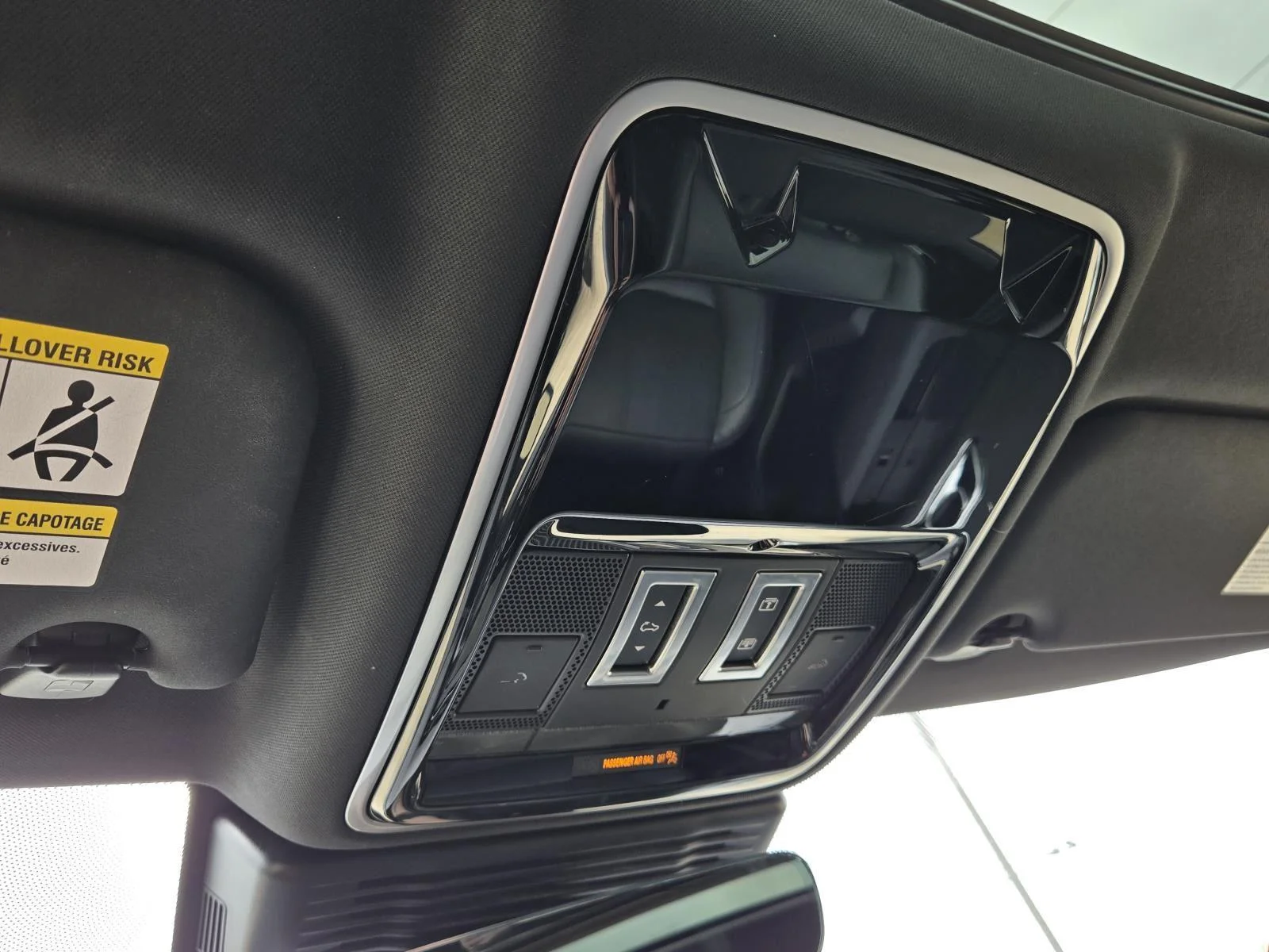 Used 2025 Santorini Black Metallic Land Rover Dynamic SE image 25