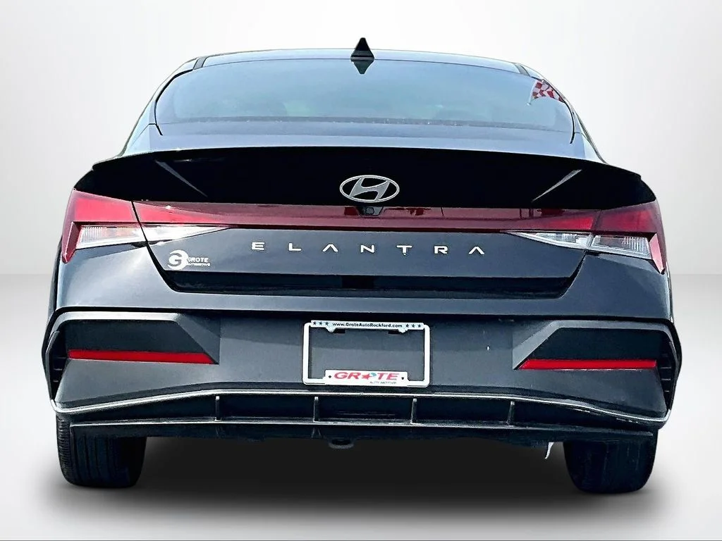 Used 2025 Black Hyundai SEL Sport image 4