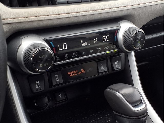 Used 2021  Toyota XLE Premium image 9