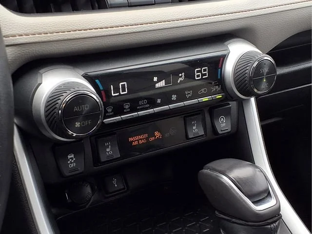 Used 2021  Toyota XLE Premium image 9