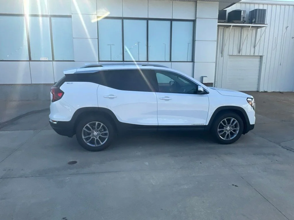 Used 2023 White GMC SLT image 32