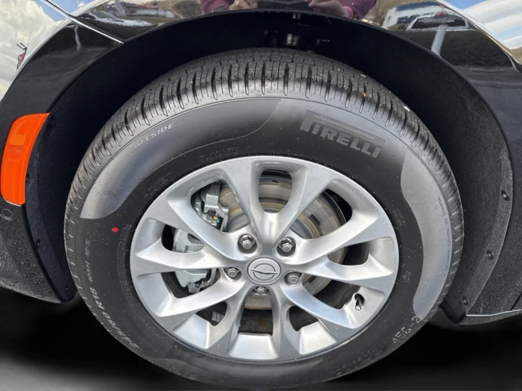 New 2026 Diamond Black Crystal Pearl-Coat Exterior Paint Chrysler Limited image 27