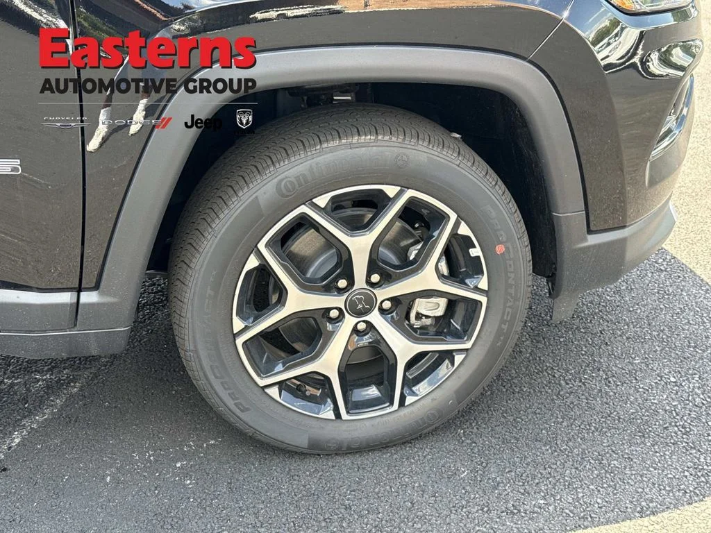 New 2026 Diamond Black Crystal Pearl-Coat Exterior Paint Jeep Limited image 24