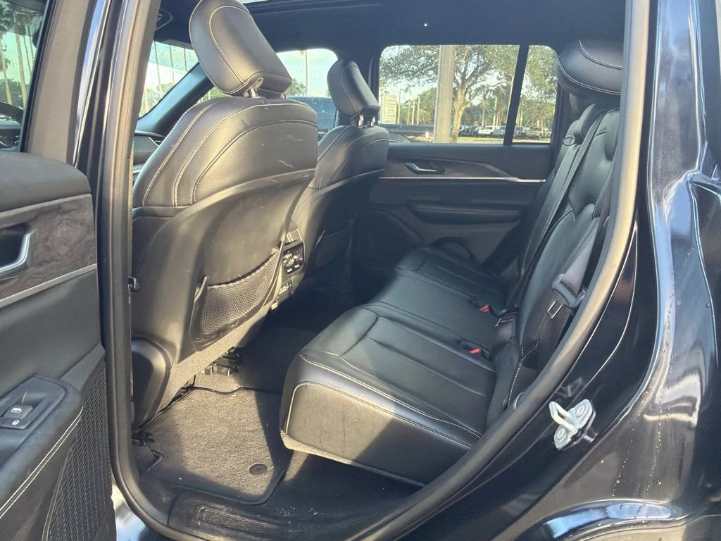 Used 2024 Midnight Sky Jeep Limited image 11