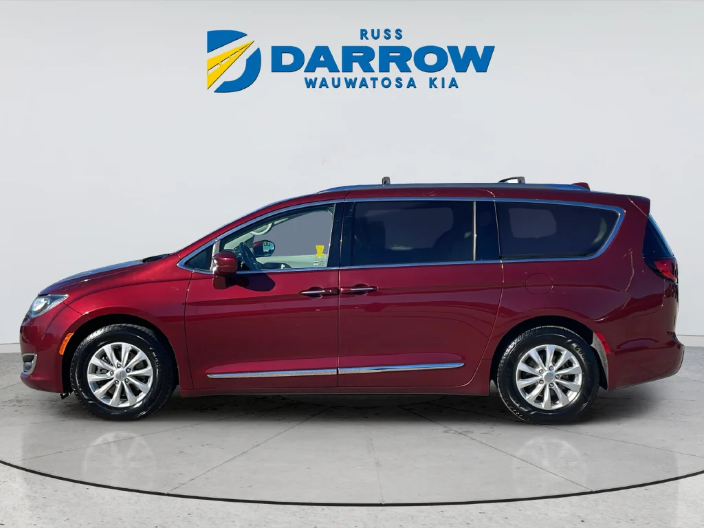 Used 2019 Chrysler Pacifica Touring L with VIN 2C4RC1BG0KR708630 for sale in Wauwatosa, WI