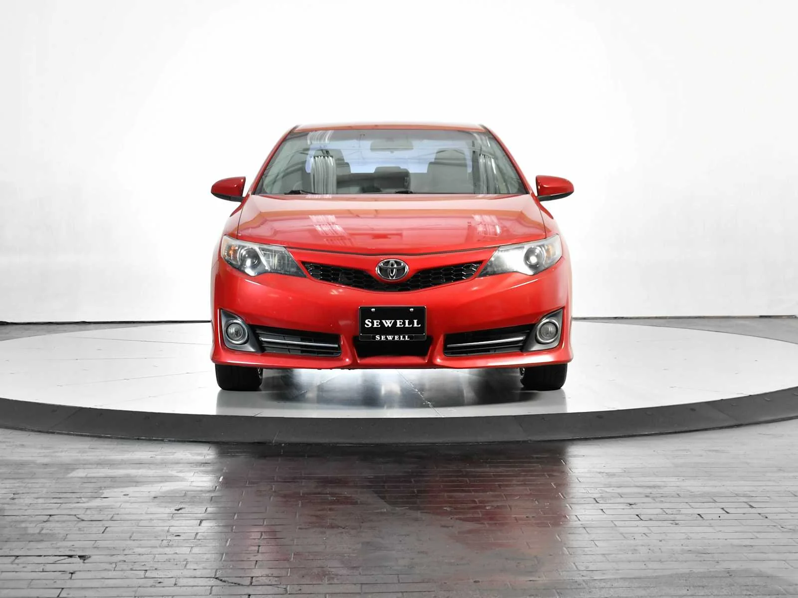 Used 2013 Barcelona Red Metallic Toyota SE image 9