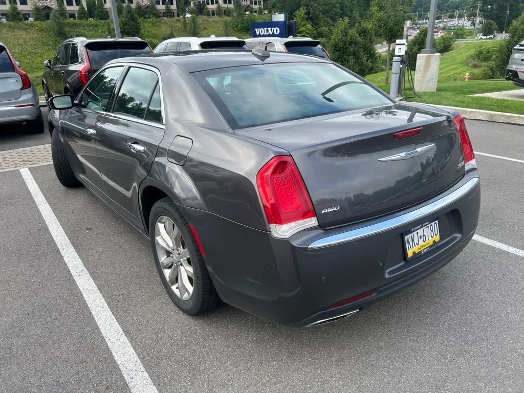 Used 2018 Crystal Metallic Chrysler Limited image 12