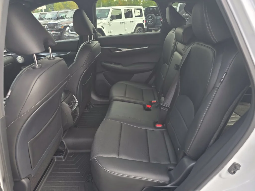 Used 2025 White INFINITI SPORT image 10