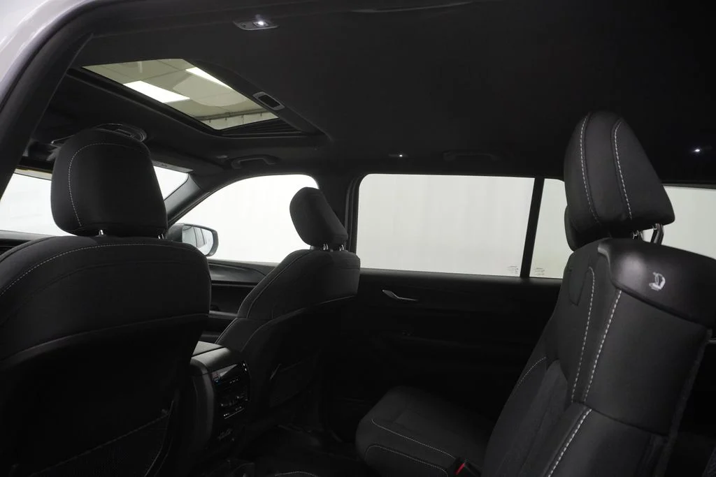 New 2026 Bright White Clear-Coat Exterior Paint Jeep Laredo image 19