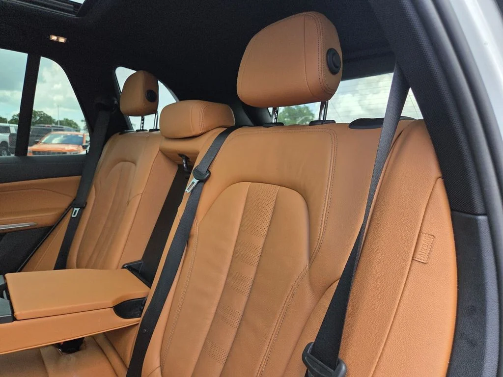 Used 2022 White BMW sDrive40i image 26