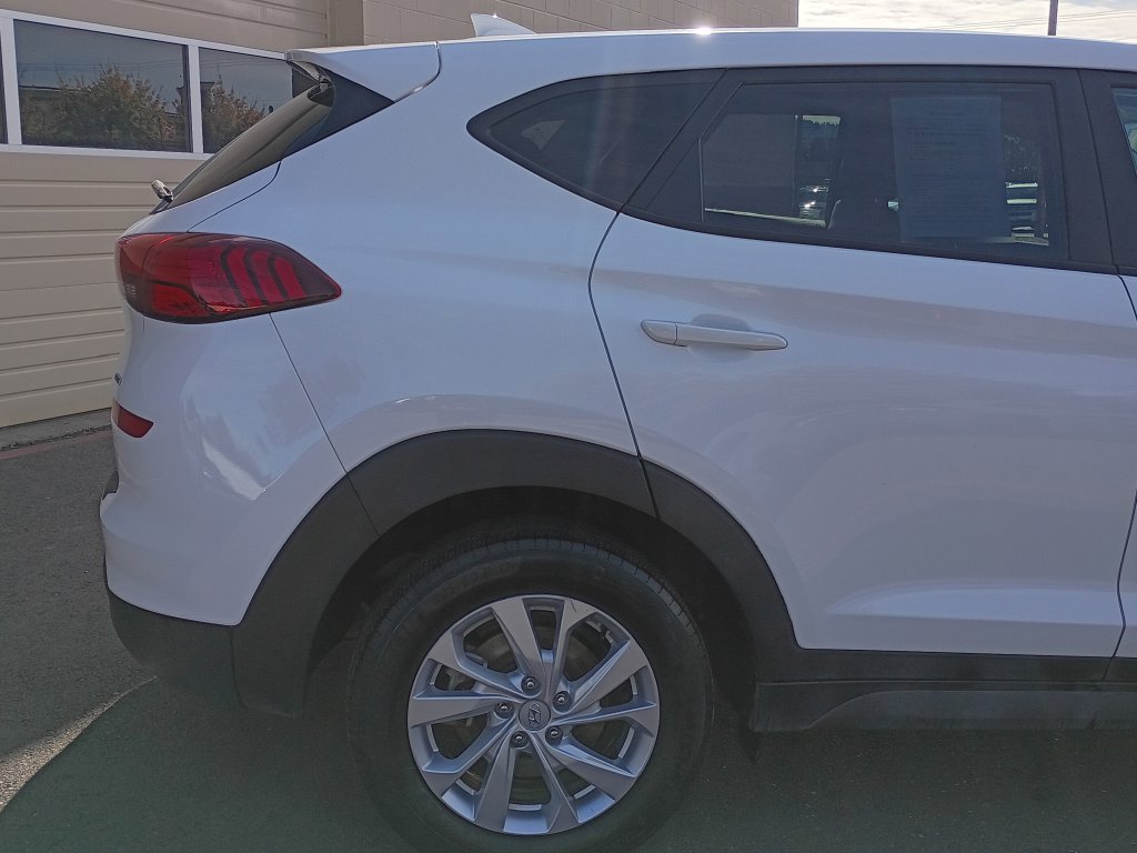 Used 2020 White Hyundai SE image 4