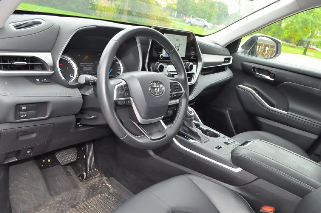 Used 2025 Beige Toyota XLE image 9