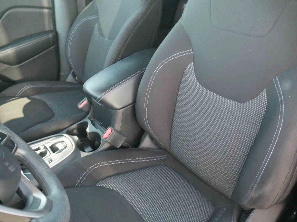 Used 2021 Silver Jeep Latitude image 23