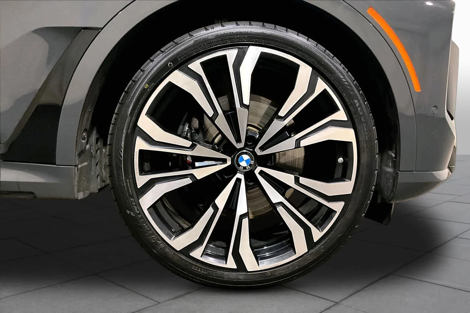 Used 2025 Dravit Grey Metallic BMW M60i image 10