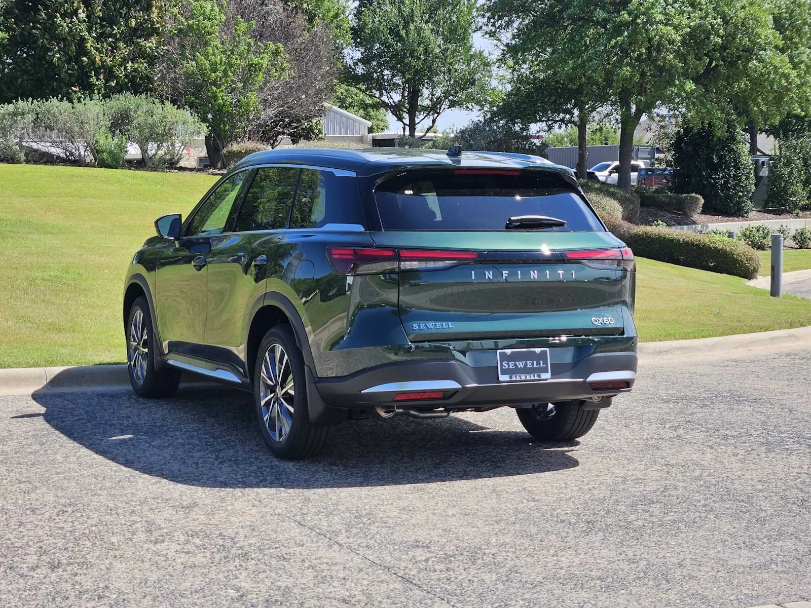 New 2026 DEEP EMERALD INFINITI Luxe FWD image 3